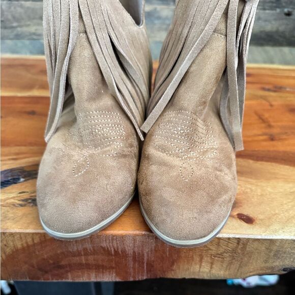 🥿 Ariat Taupe Suede Fringe Western Booties – Size 9 EUC - Picture 3 of 8